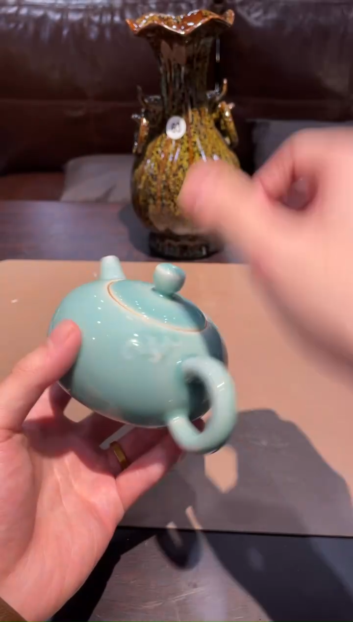 84窑承青瓷蝙蝠壶