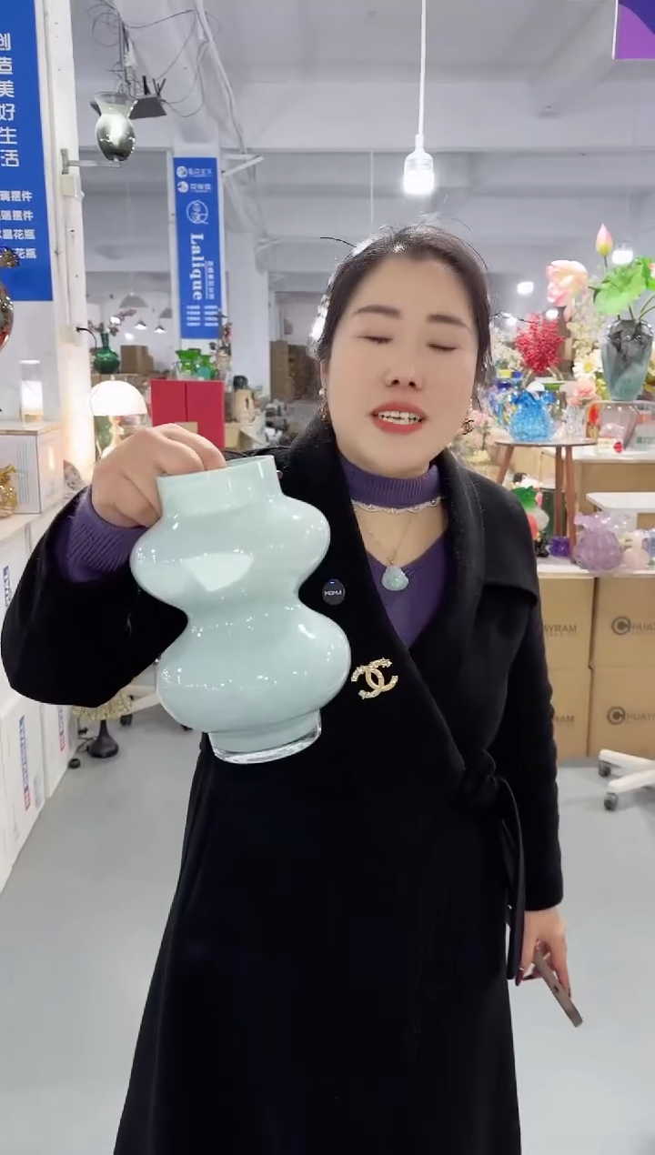 【闪购商品】玻璃唐总花瓶微瑕-21WR1