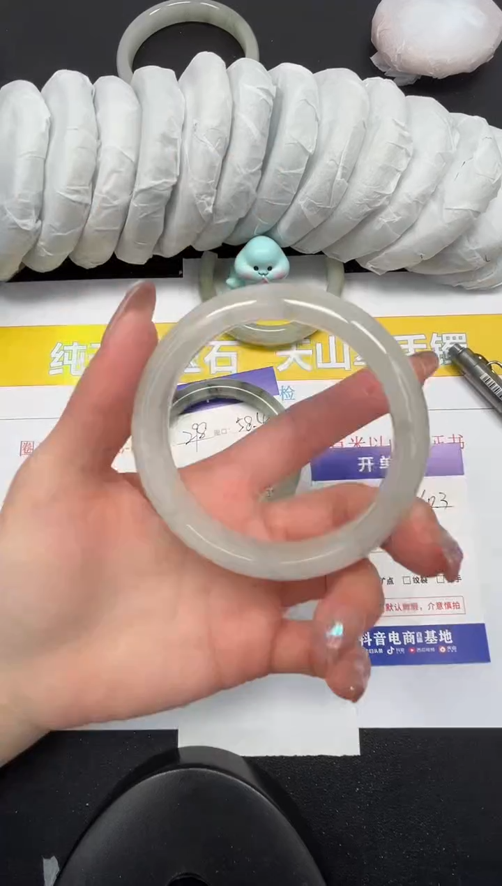 【闪购商品】石英质玉手镯未镶嵌299-60.3