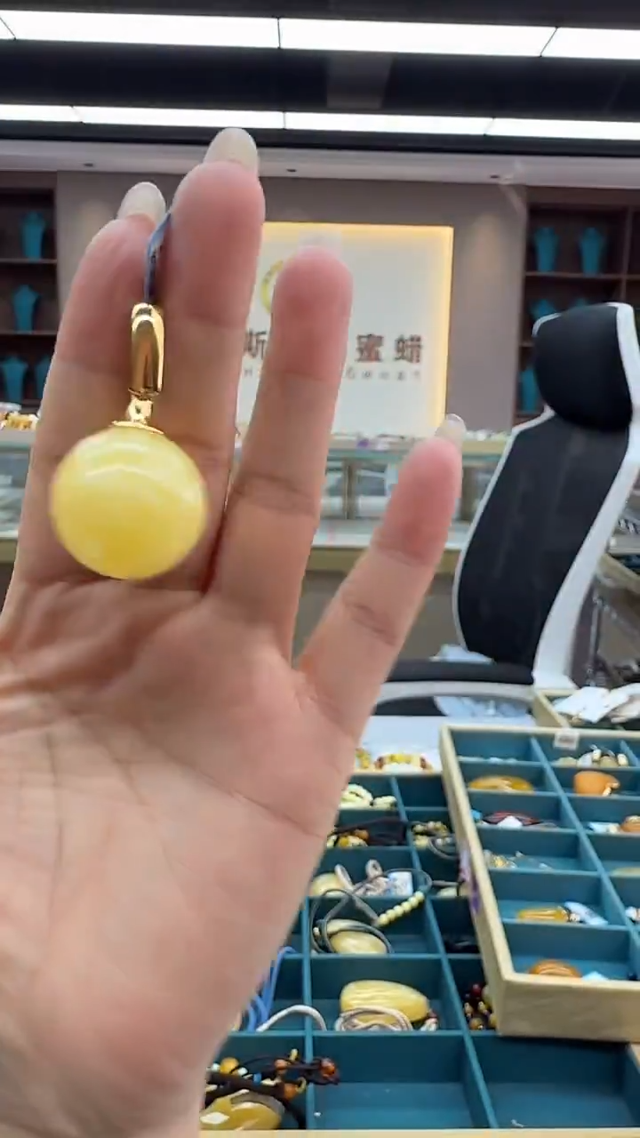 琥珀颈饰未镶嵌292秒拍号 假一罚三 