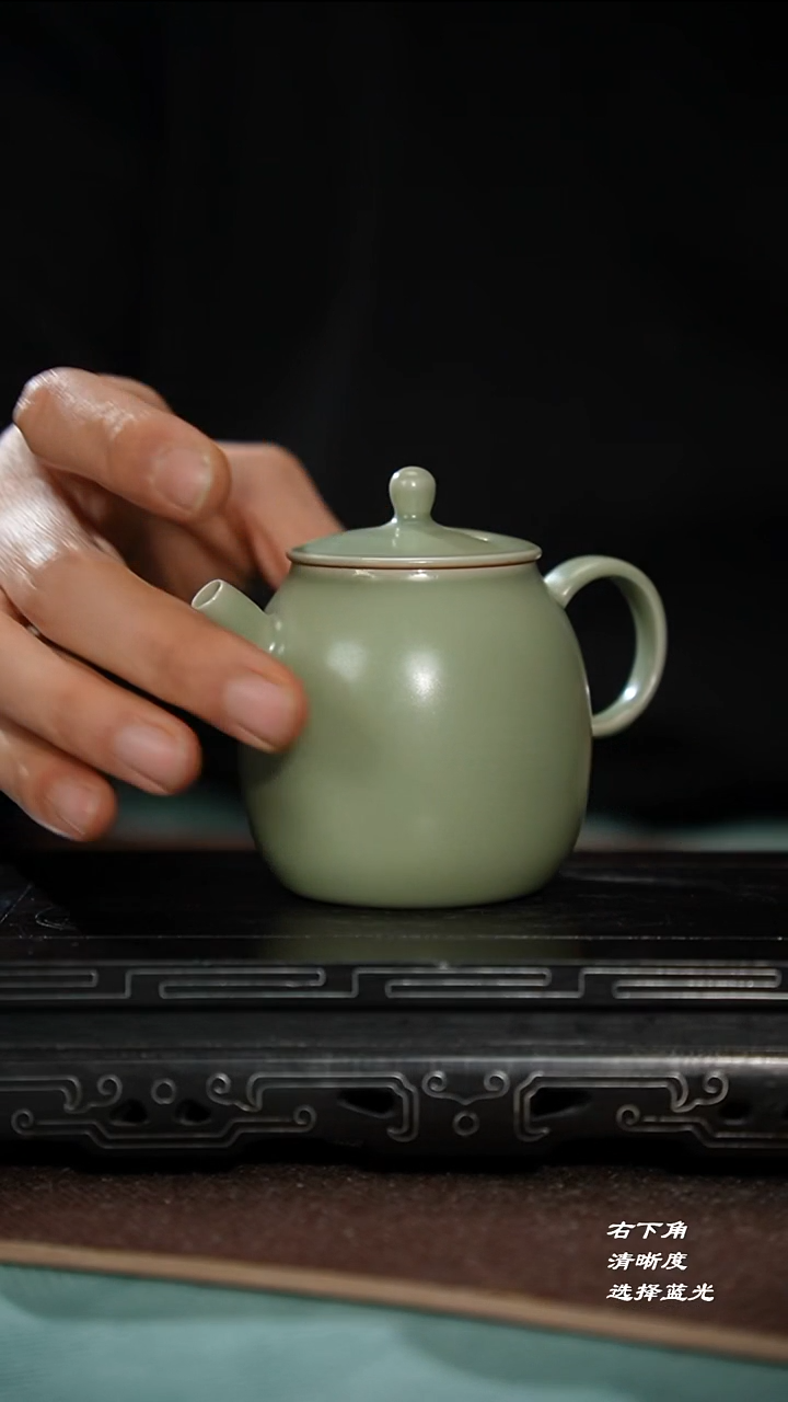 116-1直筒壶（乳浊豆青 邱铭杰）