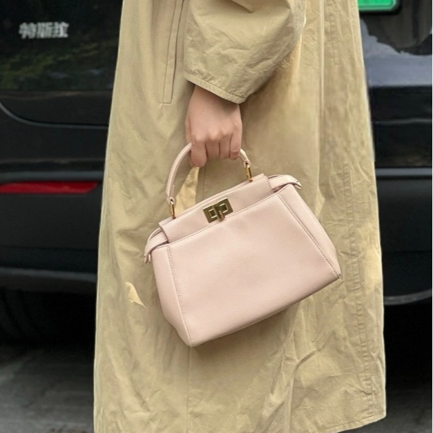 95新 FENDI/芬迪 7姐场/淡粉色peekaboo 手袋 斜挎包