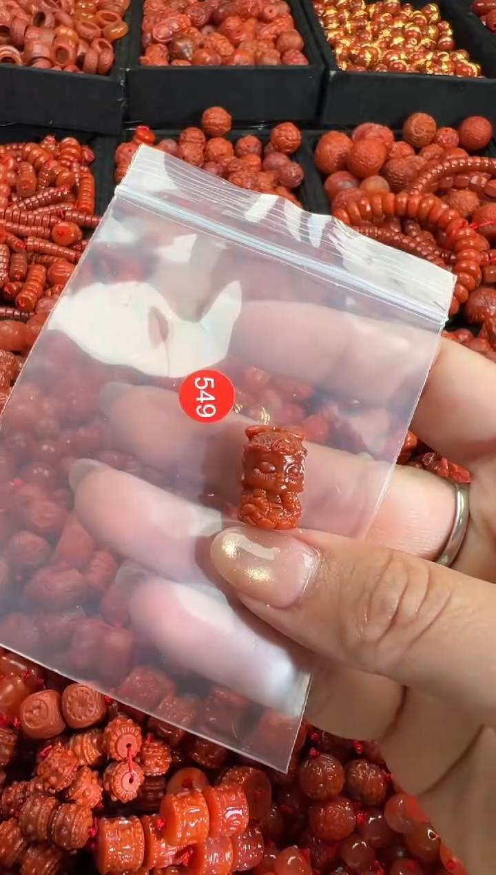 南红玛瑙未镶嵌颈饰1