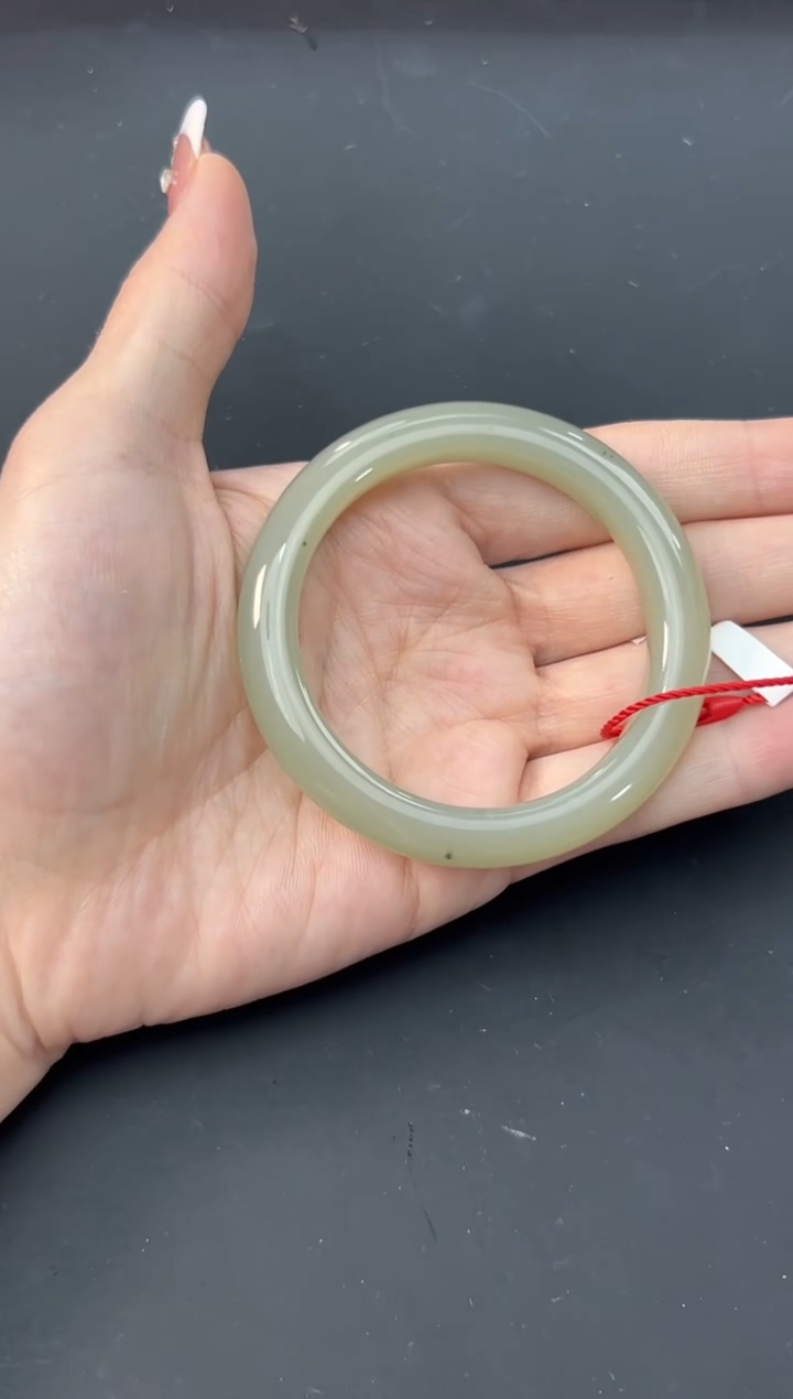 【闪购商品】和田玉手镯未镶嵌且末微色差近矿52手镯