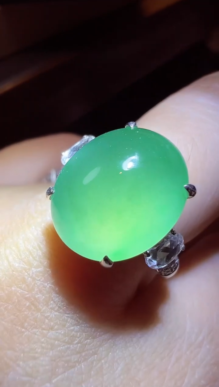 翡翠18K金镶嵌戒指蛋面