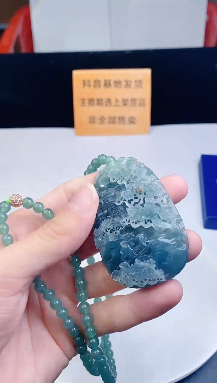 颈饰未镶嵌翡翠   