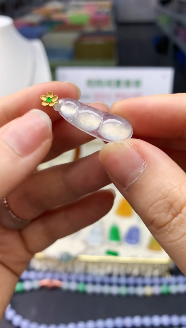 【闪购商品】翡翠吊坠(不含链)18K金镶嵌翡翠豆子|不退不换