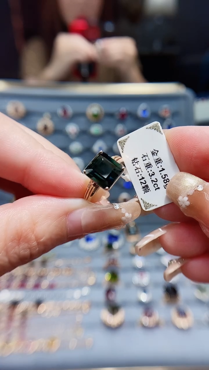 碧玺戒指18K金镶嵌3.2..