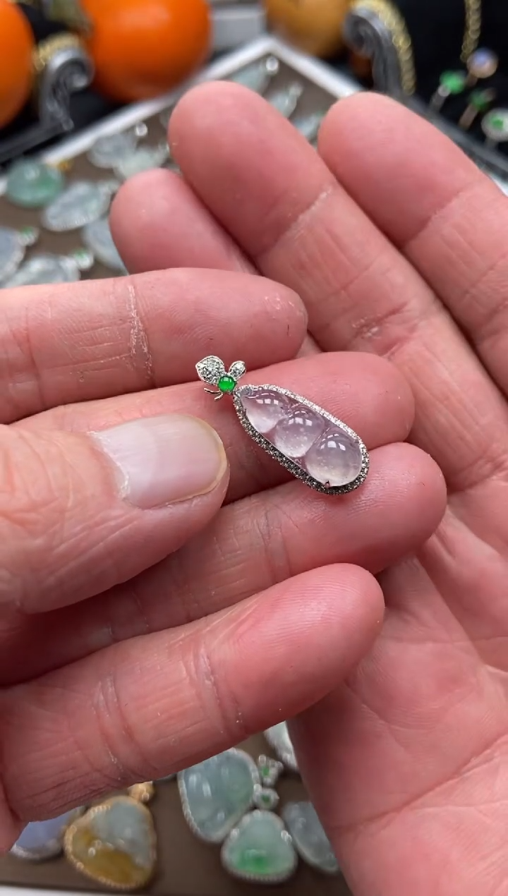 【闪购商品】翡翠吊坠(不含链)18K金镶嵌福豆