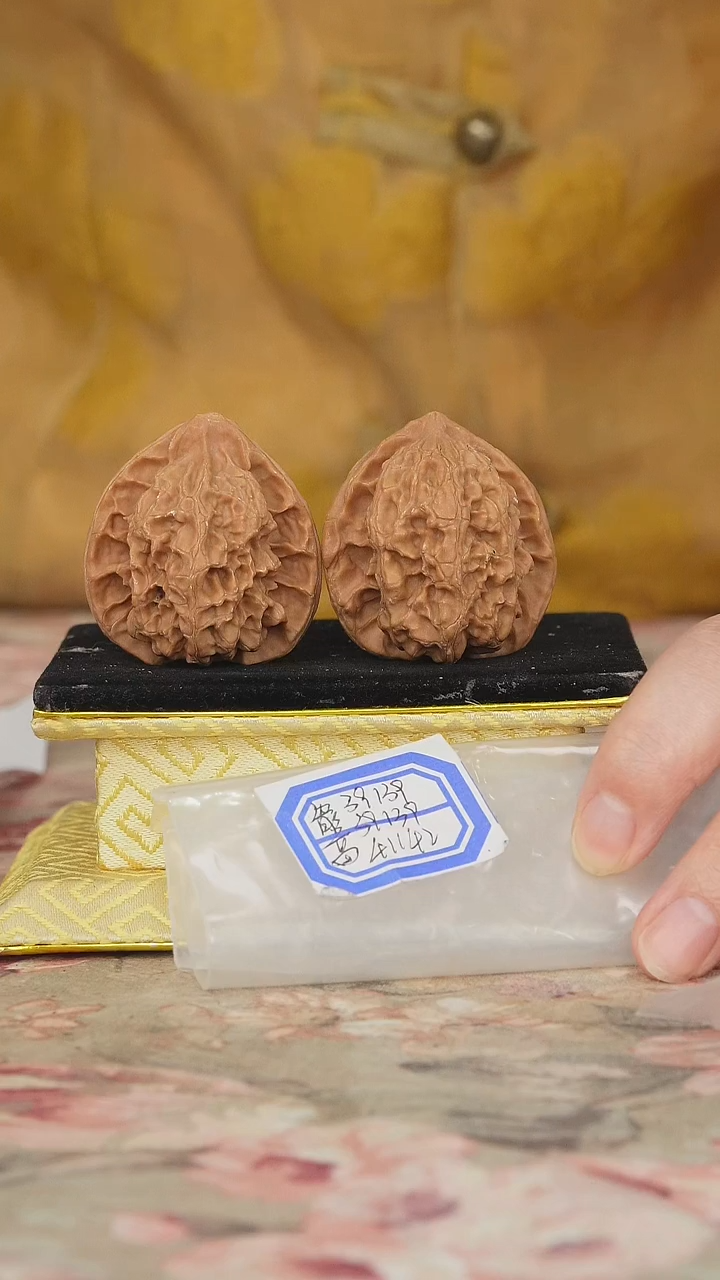 文玩核桃把件梨木台