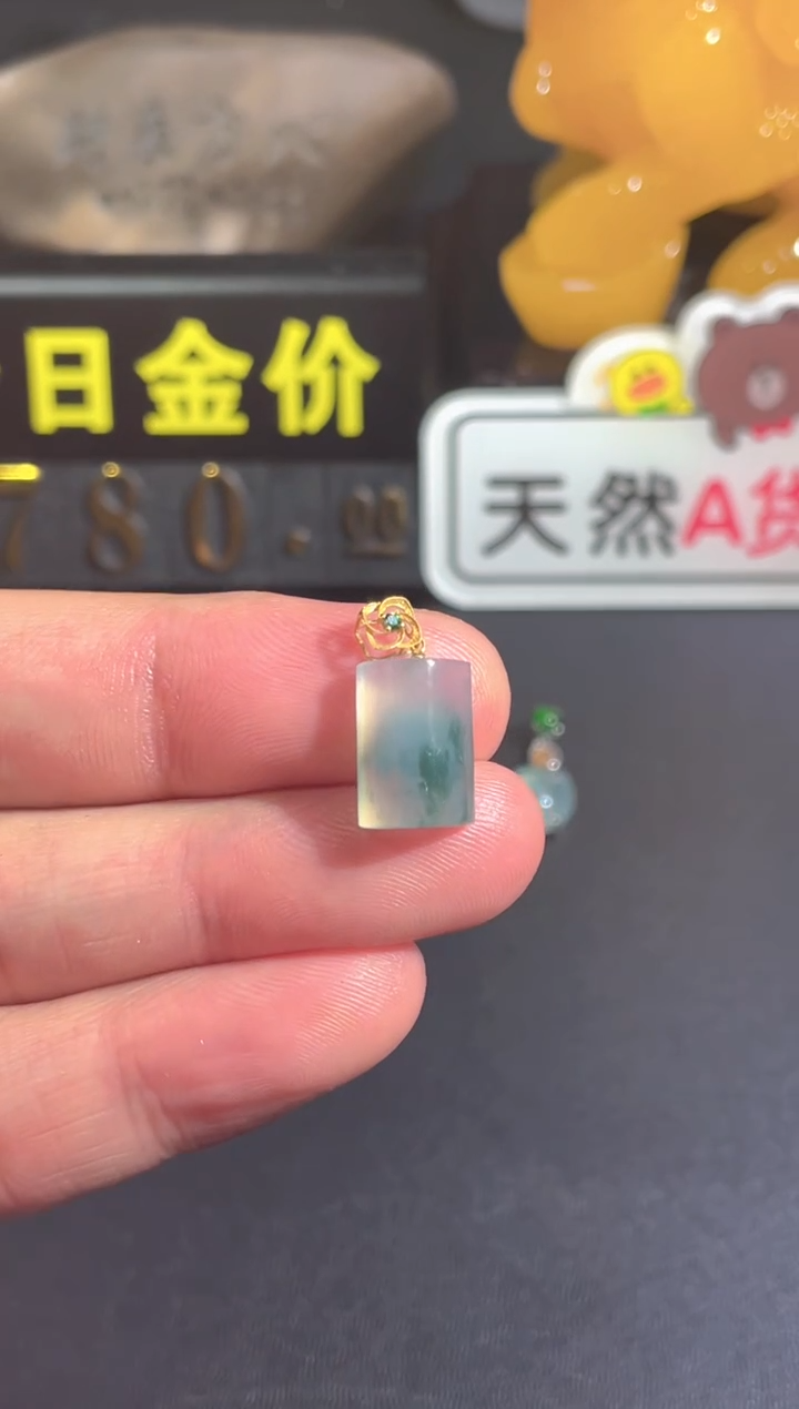翡翠18K金镶嵌颈饰   
