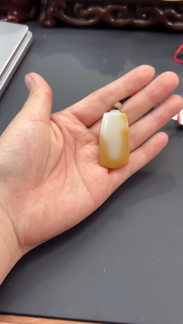 【闪购商品】和田玉吊坠(赠链)未镶嵌且末金山微色差吊坠