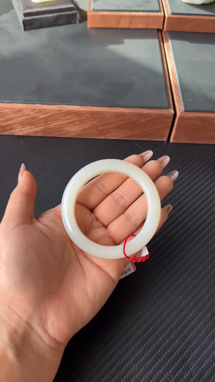 【闪购商品】和田玉手镯未镶嵌且末金山微色差54+