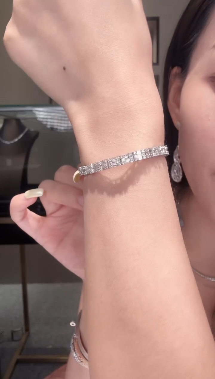 18K金镶嵌手链钻石6.8克拉大冰糖手链