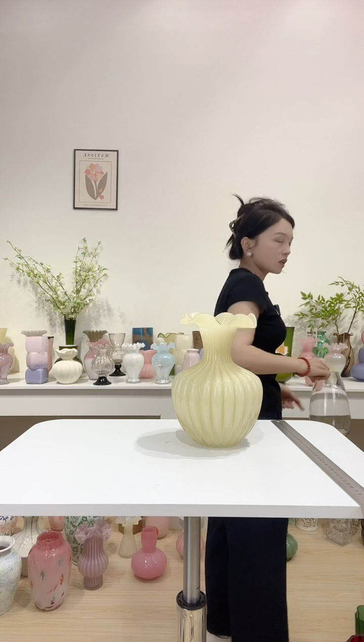 芬段23-6 奶黄琉璃花瓶