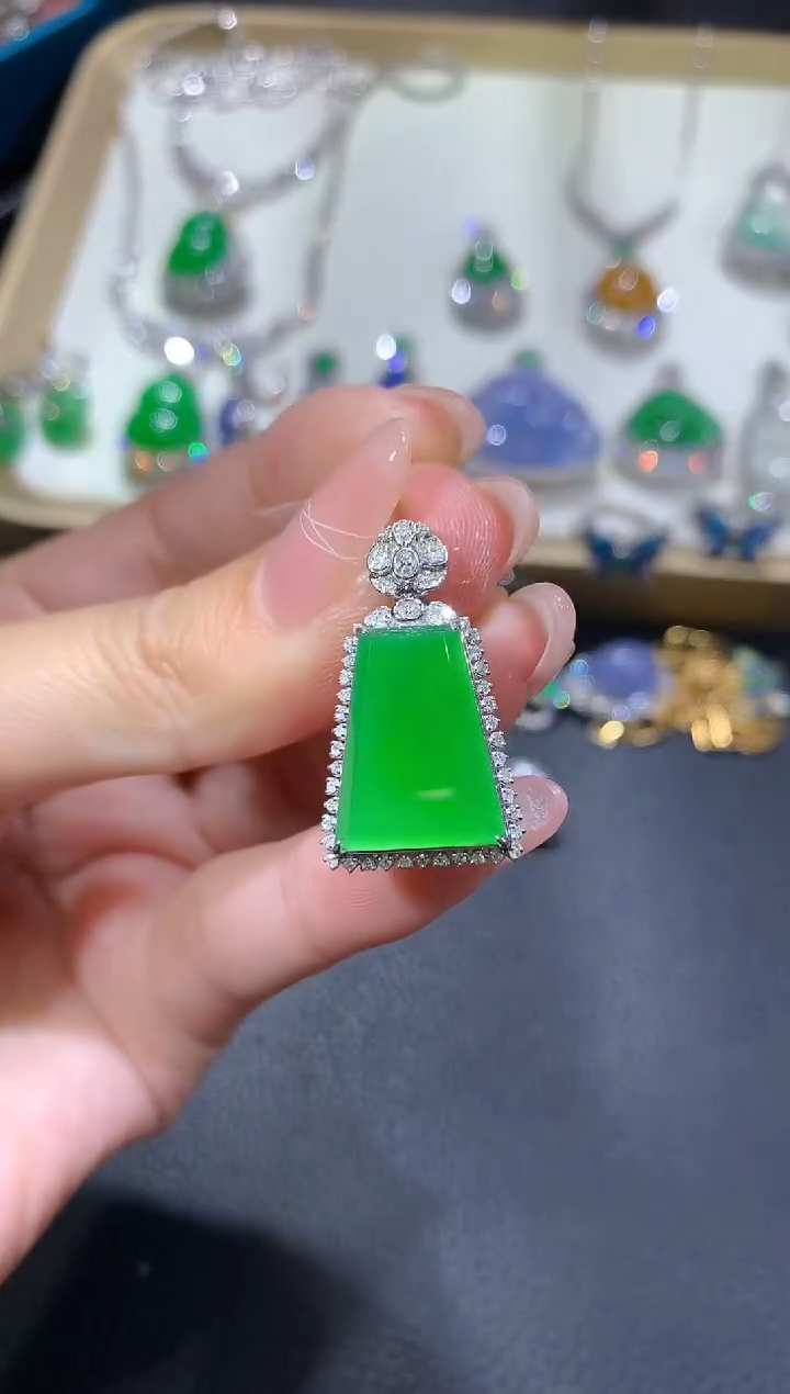 翡翠18K金镶嵌吊坠(不含链)104-无事牌