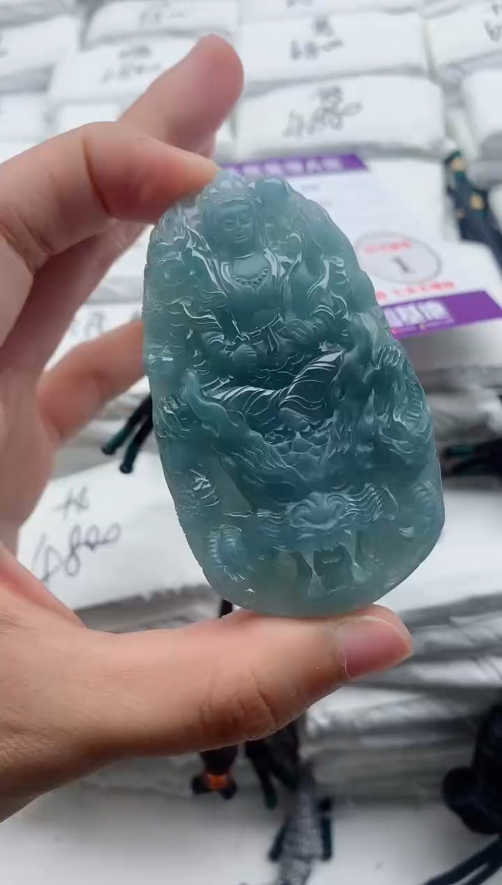翡翠未镶嵌颈饰········