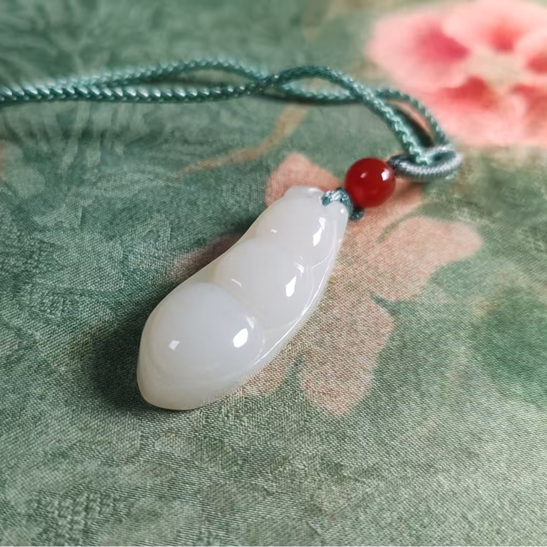 MN0162白玉和田玉挂件福豆