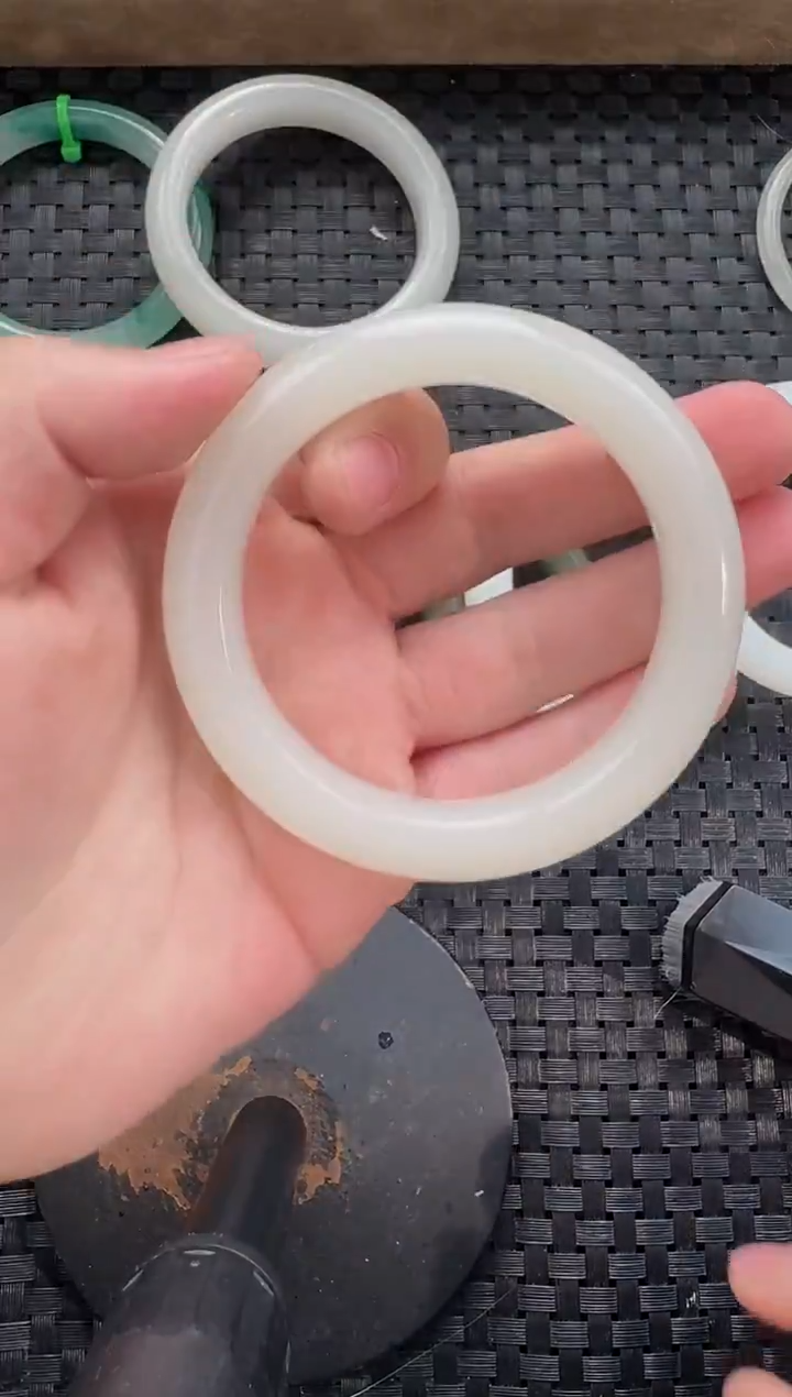 颈饰未镶嵌和田玉圈口55-59手镯