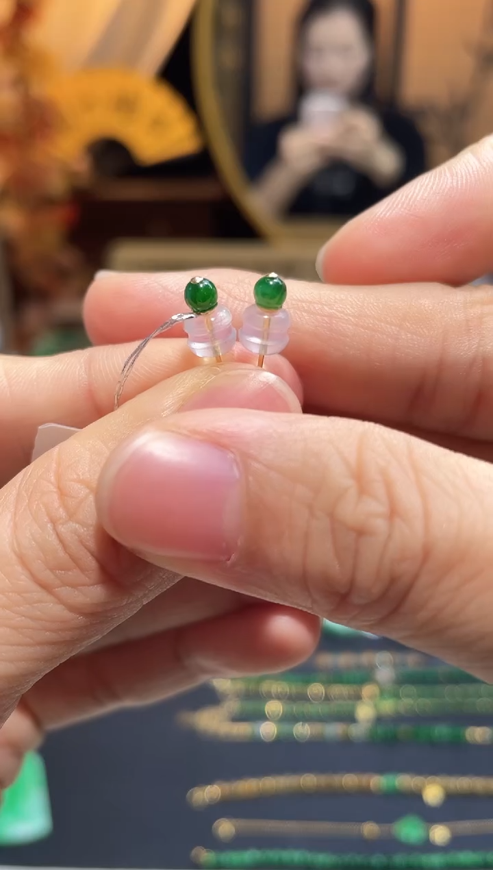 颈饰18K金镶嵌翡翠耳钉