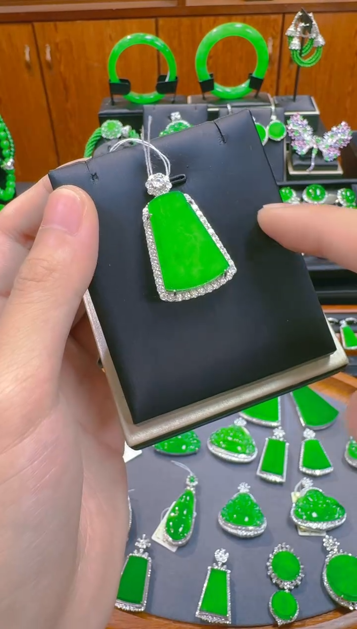 【闪购商品】翡翠吊坠(赠链)银S925镶嵌天然A货翡翠