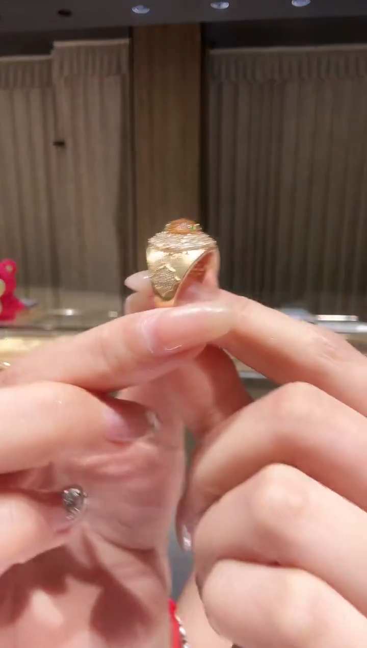 18K金镶嵌戒指钻石鸽子蛋布布