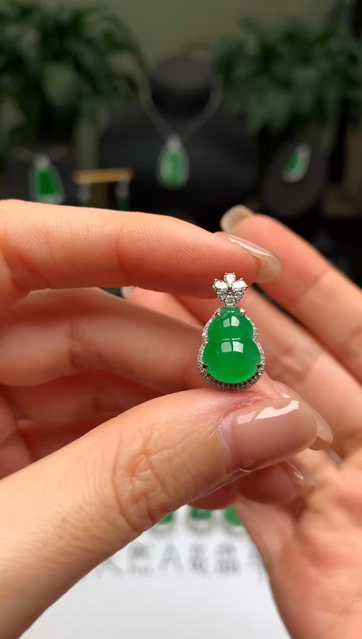 颈饰18K金镶嵌翡翠葫芦