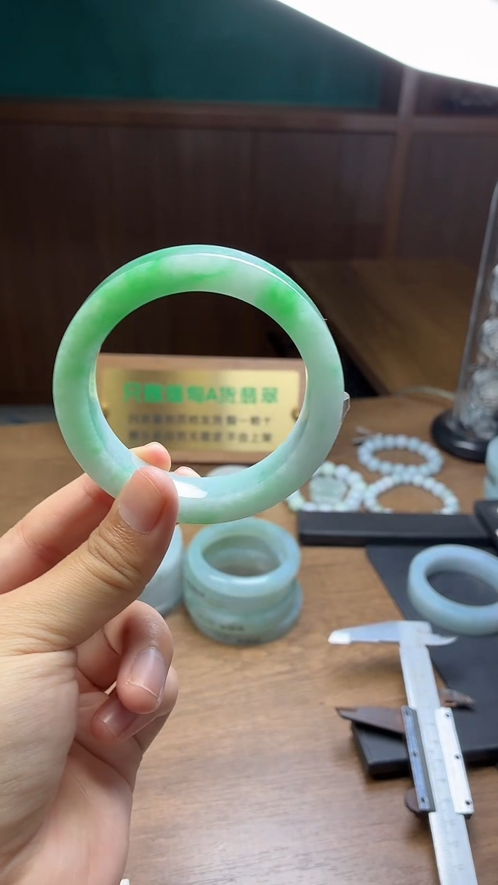 未镶嵌手镯定制翡翠花**贵定制