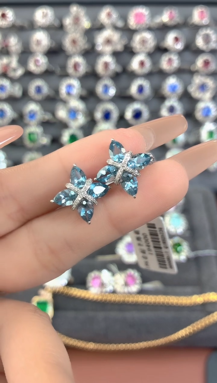 18K金镶嵌耳钉海蓝宝石-