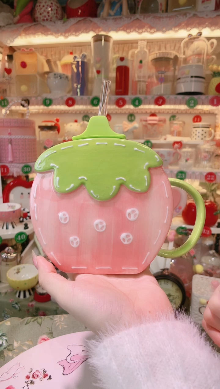 【闪购商品】摆件草莓吸管杯品质好，发货快，放心拍