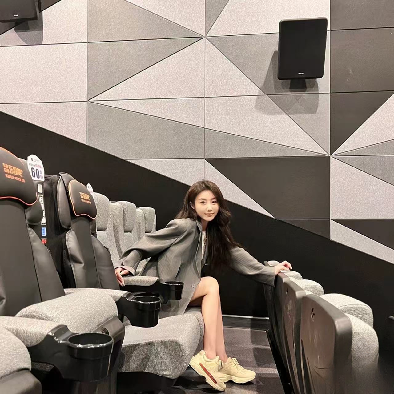 亮片复古Logo标识 低帮老爹鞋 男女同款