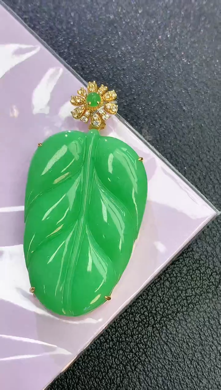 颈饰18K金镶嵌翡翠赠礼盒 麦麦