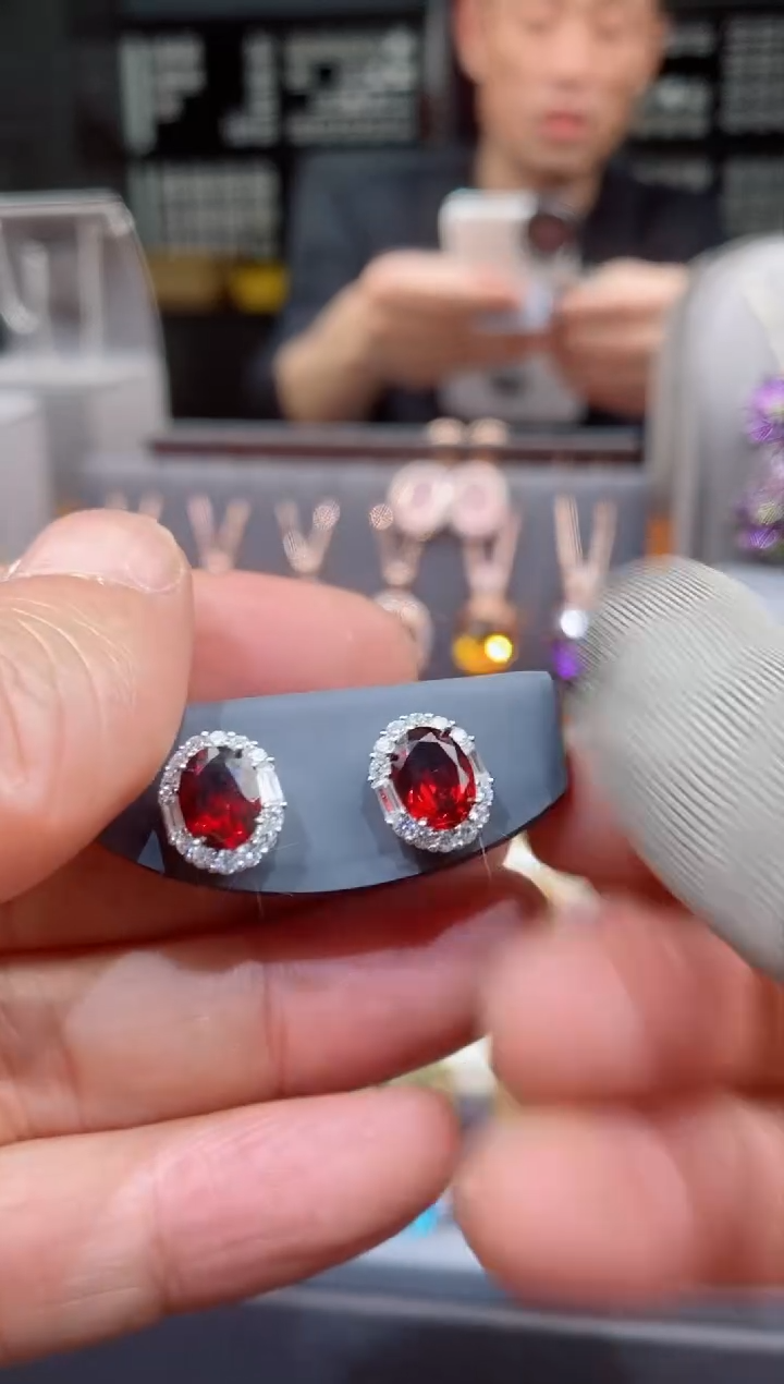 【闪购商品】石榴石耳钉银S925镶嵌石榴石耳钉