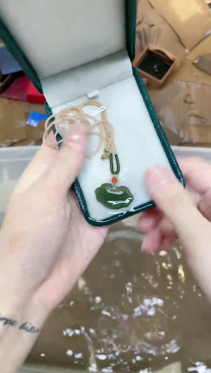 和田玉手镯未镶嵌光面锁