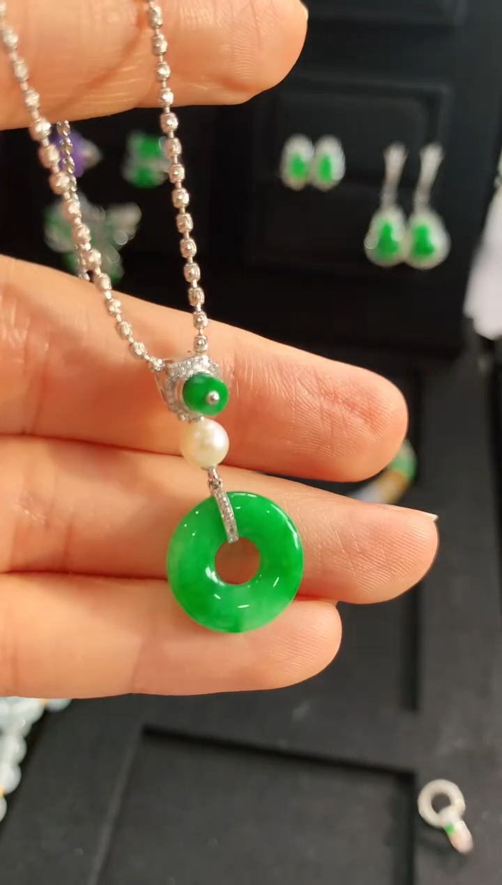 【闪购商品】翡翠吊坠(不含链)18K金镶嵌吊坠