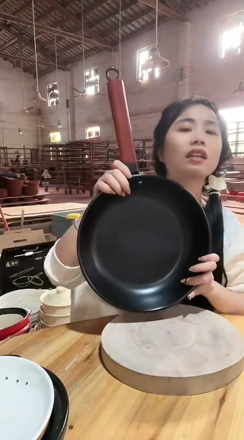 陶瑕疵28黑色手把煎锅不带盖