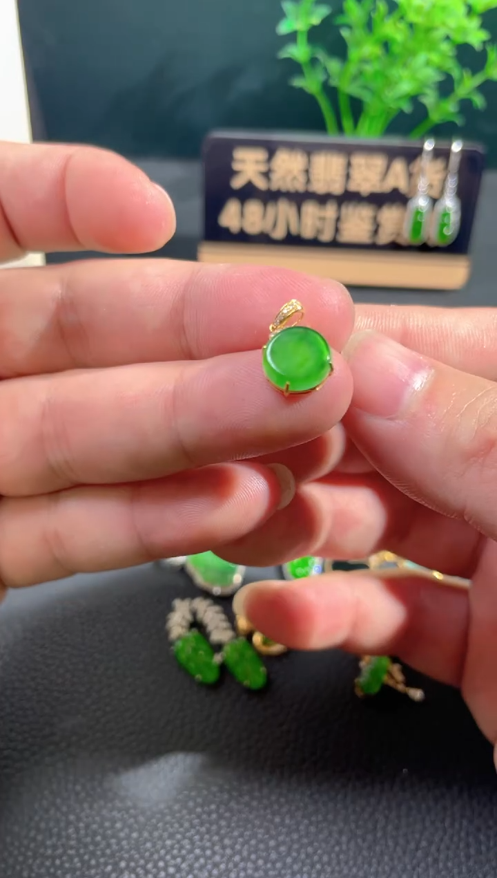 【闪购商品】翡翠颈饰18K金镶嵌翡翠