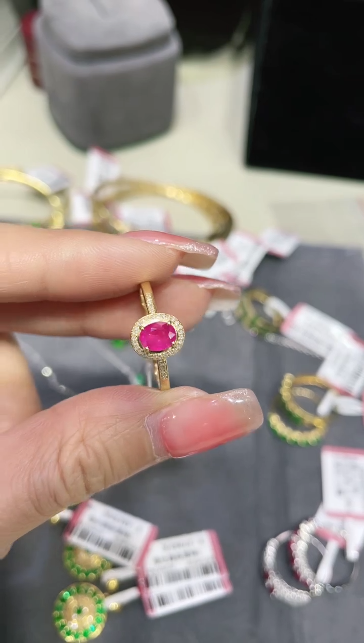 18K金镶嵌天然红宝石戒指