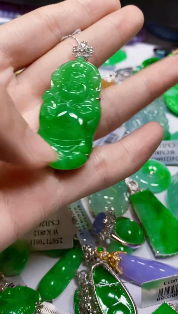 颈饰18K金镶嵌翡翠财神