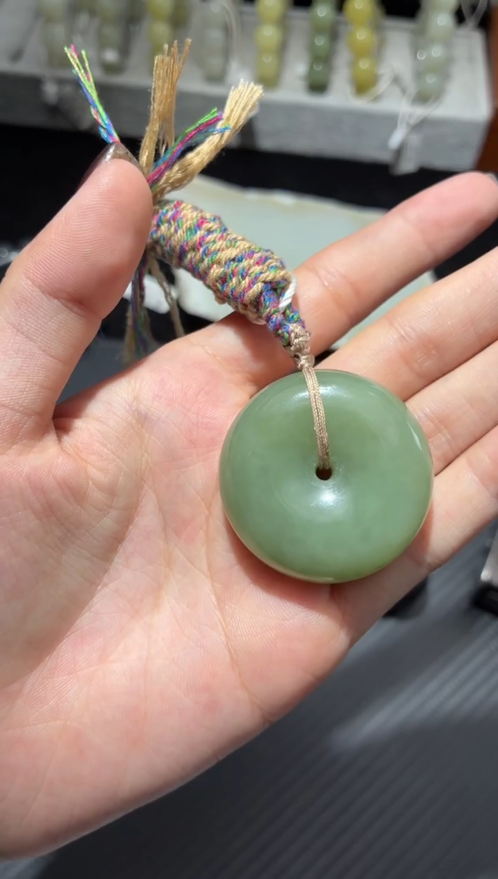 吊坠(不含链)未镶嵌和田玉且末青白微色差平安扣