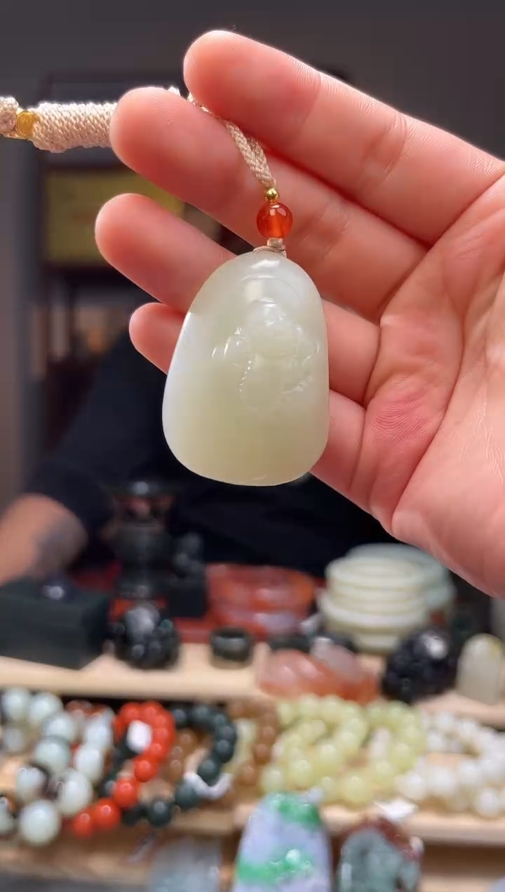 颈饰未镶嵌和田玉吊坠