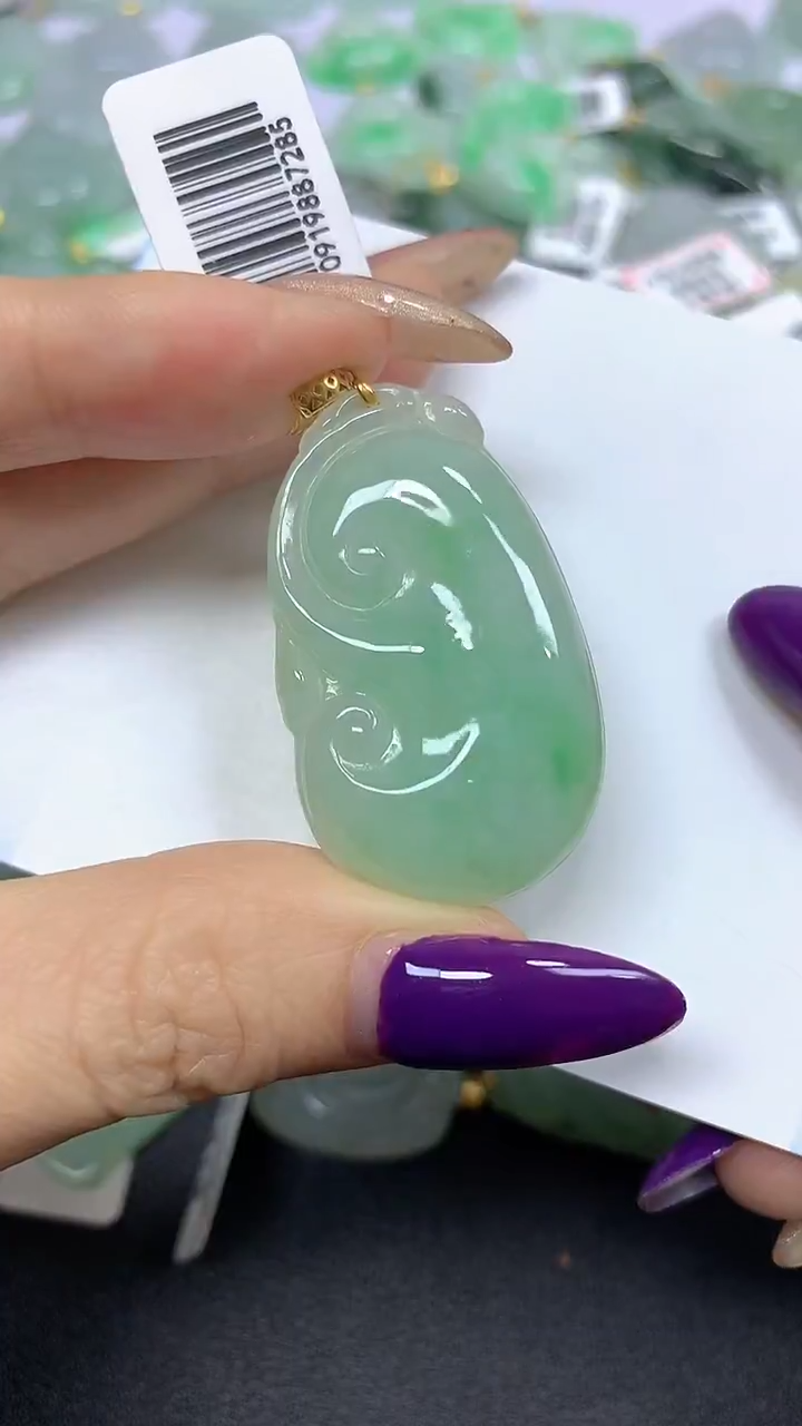颈饰18K金镶嵌翡翠 