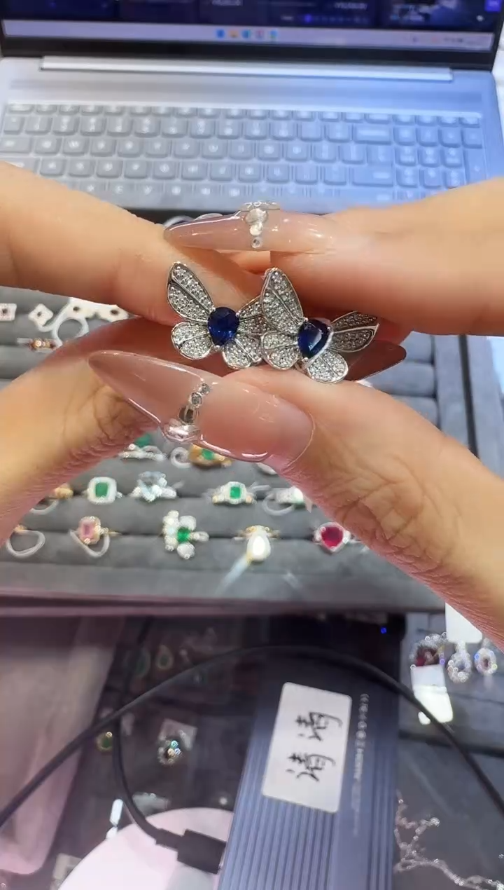 耳饰蓝宝石18K金镶嵌蝴蝶