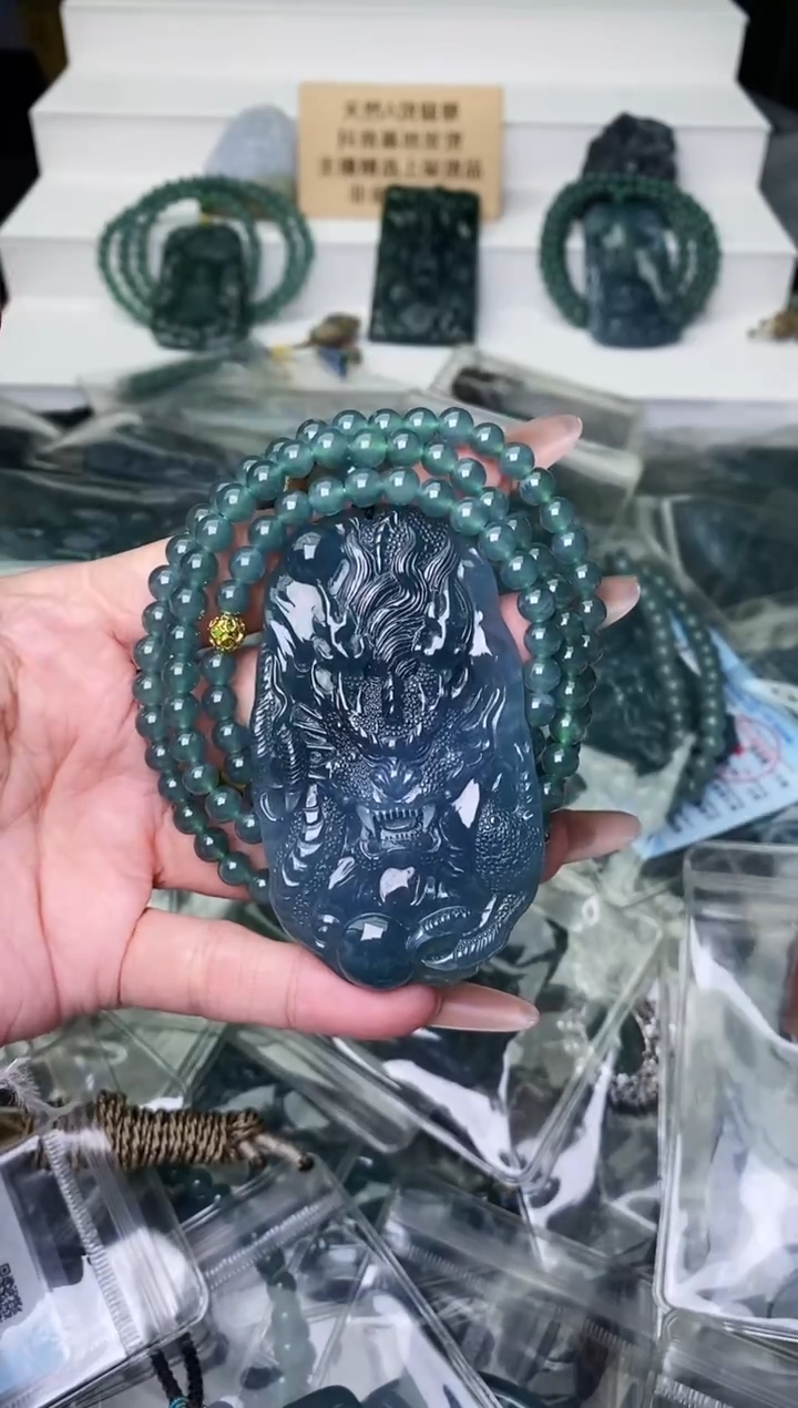 颈饰未镶嵌翡翠 