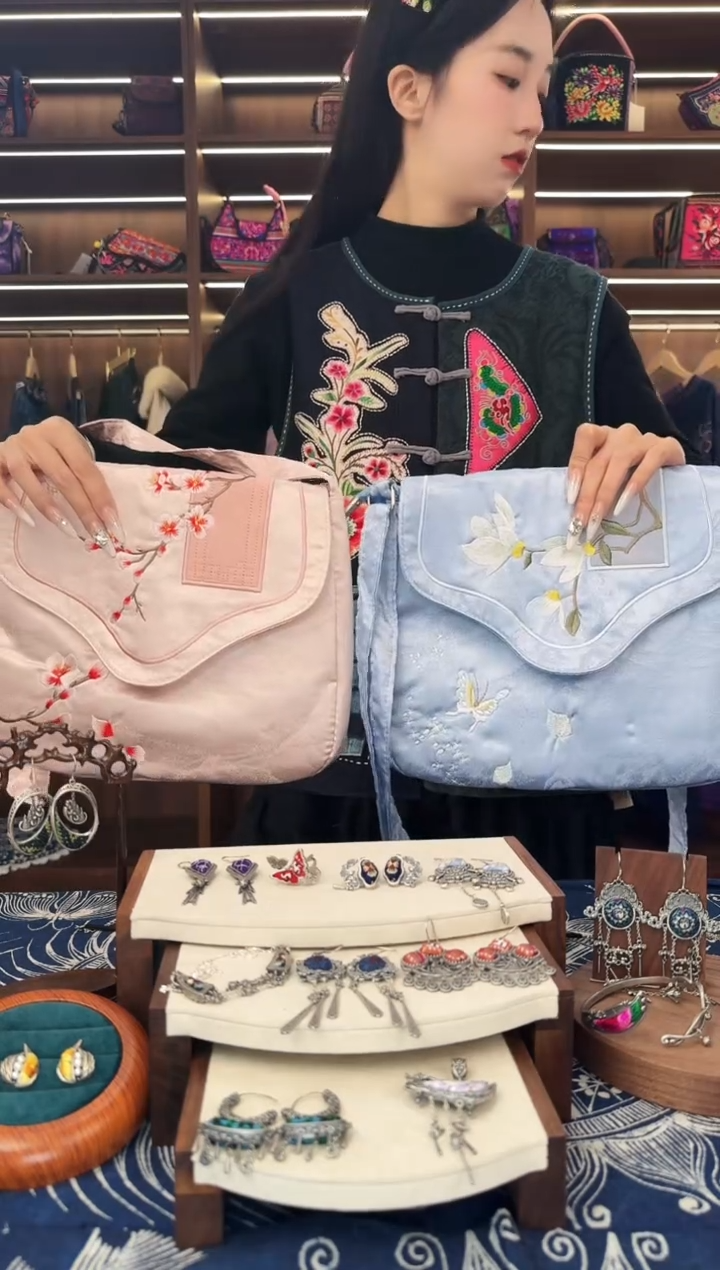 织绣珊****～L86黔东南苗族刺绣