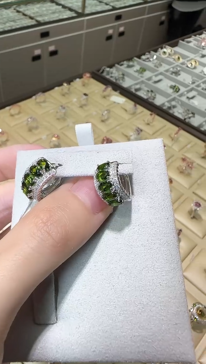【闪购商品】透辉石耳扣银S925镶嵌8mm