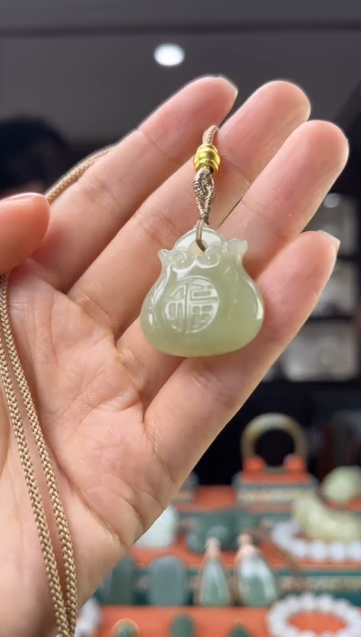 和田玉未镶嵌颈饰佩佩