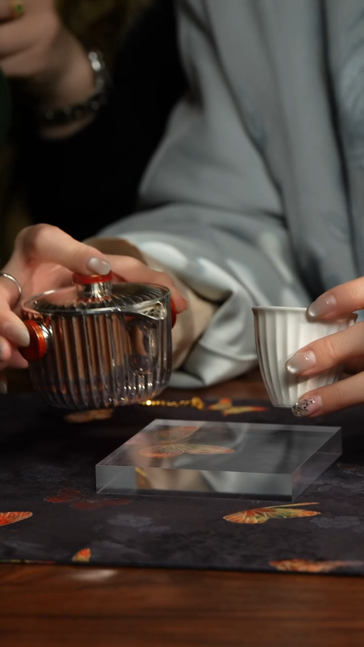 【闪购商品】180ccD呆坐银壶菊瓣纹大漆宝瓶红金壶套组