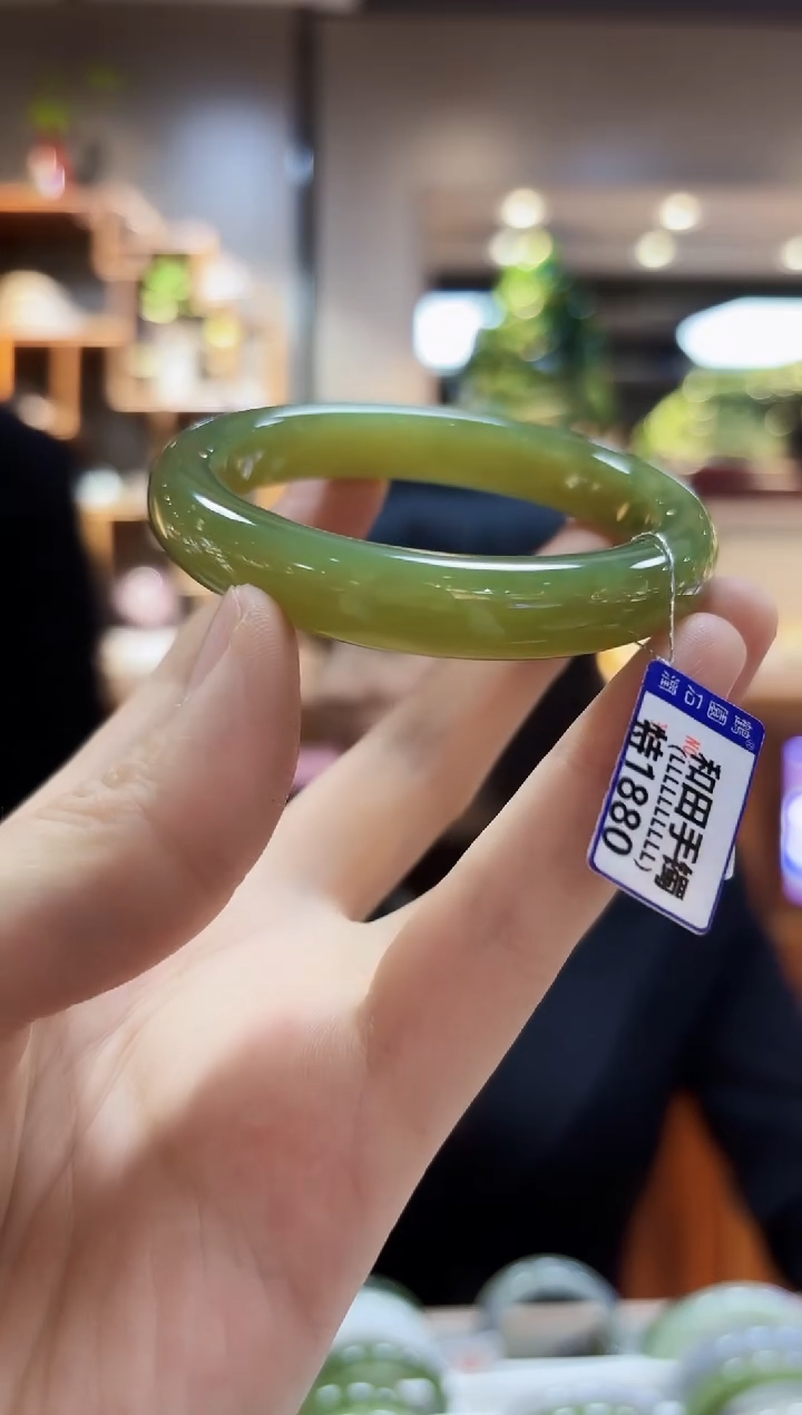 【闪购商品】和田玉手镯未镶嵌53.7微瑕