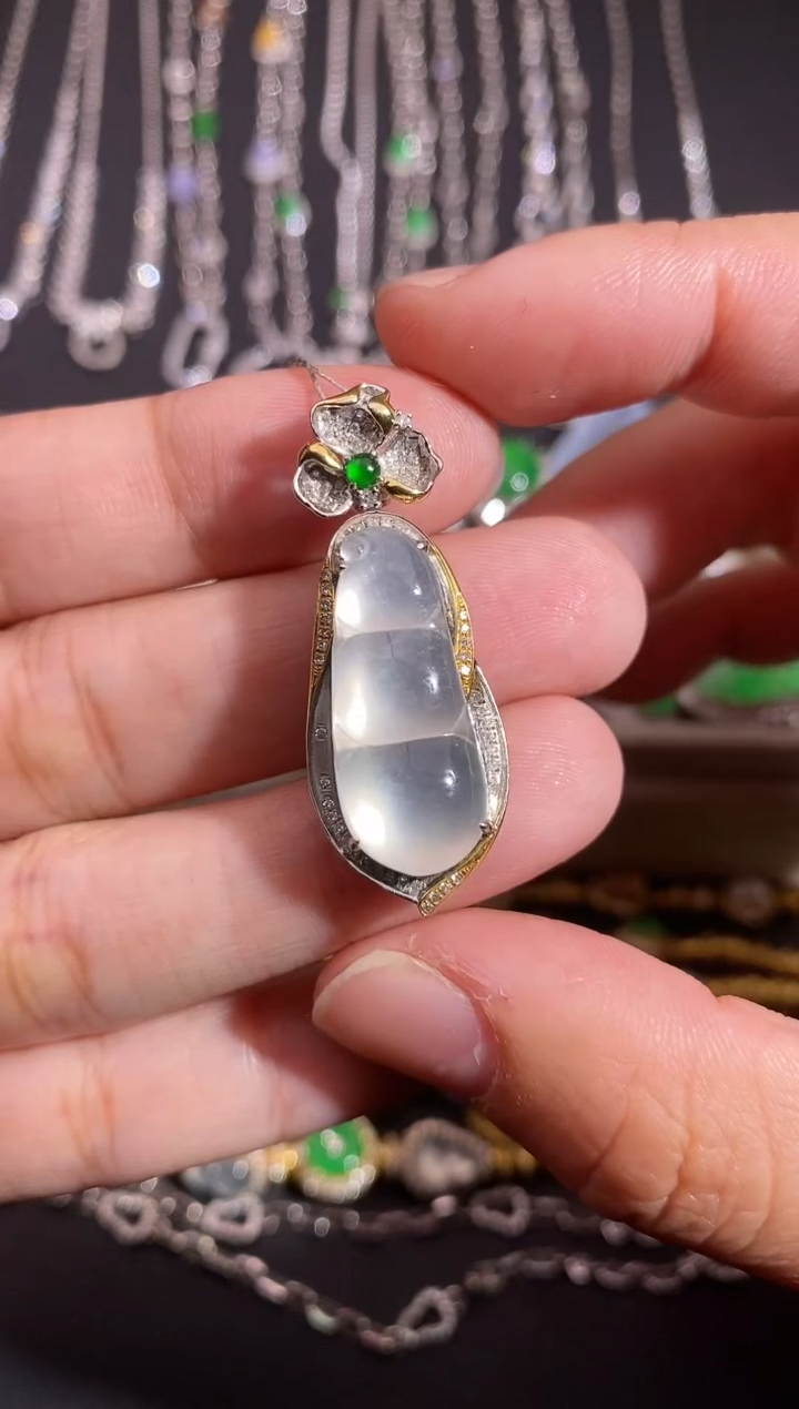 颈饰18K金镶嵌翡翠吊坠